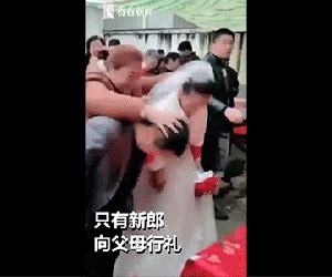Bất ngờ bị vị khách vô duyên dúi đầu xuống bắt làm lễ, cô dâu òa khóc đòi bỏ về không cưới xin gì nữa