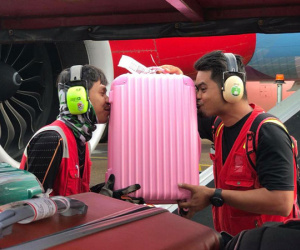 Bị phàn nàn nhiều về việc ném, quăng quật hành lý của khách, nhân viên hàng không chụp hình hôn từng chiếc vali một