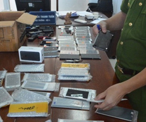 Nam hành khách mang 50 chiếc iPhone lên máy bay