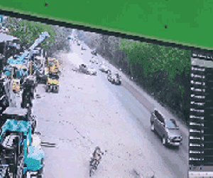 Pha lật xe như phim hành động trên phố Hà Nội khiến dân mạng hoảng hốt