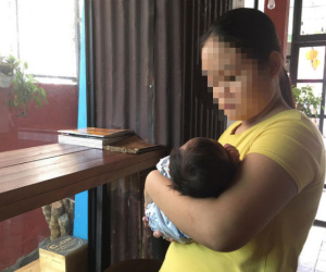 Xót cảnh bé gái 13 tuổi chăm con trai 1 tháng tuổi vì bị hiếp dâm, đau đớn nhìn con đói bụng mà không có tiền mua sữa