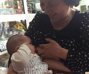 Bà nội cho cháu bú ti, mẹ chụp ảnh đem lên khoe khiến hội chị em tranh cãi nảy lửa