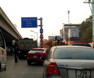 Hà Nội: Xe ben tông xe taxi, đường Nguyễn Xiển ùn tắc nghiêm trọng