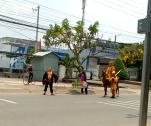 Hot trend 'thầy trò Đường Tăng đi thỉnh kinh' xuất hiện trên phố, đầu tư cả ngựa xịn để diễn cho sâu