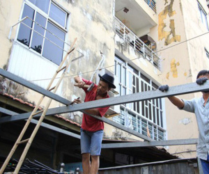 Ồ ạt tháo mái che, rào sắt sau vụ cháy chung cư Carina