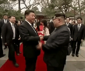 Chuyện lạ ở thượng đỉnh Trung-Triều: Ông Kim chăm chú ghi chép, ông Tập mỉm cười gật đầu