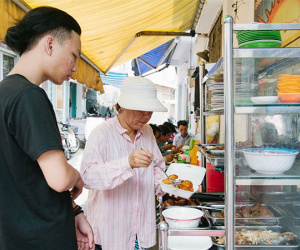 Cô bán cơm dễ thương hết sức ở Sài Gòn: '10 ngàn cũng bán, khách nhiêu tiền cũng có cơm ăn'