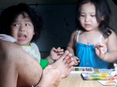 Hai cô nàng tí hon đốn tim cư dân mạng khi loay hoay tìm cách 'cứu thương' cho vết xước bé tẹo ở chân bố
