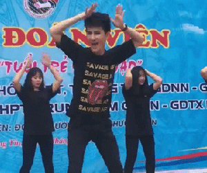 Thầy giáo trẻ cùng học trò 'quẩy' Despacito trên sân khấu