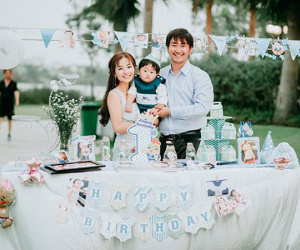 Con trai Khánh Hiền 'Tôi thấy hoa vàng trên cỏ xanh' cười hết nấc trong tiệc thôi nôi ngoài trời