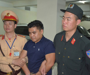 Bắt xế hộp chế khoang bí mật vận chuyển 100 bánh heroin