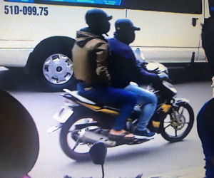 Camera an ninh nhận dạng 2 kẻ nghi dùng súng cướp ngân hàng ở TPHCM