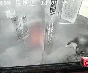 Hai bé gái đi thang máy bị 'yêu râu xanh' lẻn vào cưỡng hôn