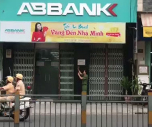 Hai thanh niên cướp ngân hàng bất thành ở Sài Gòn