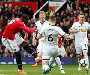 Lukaku và Sanchez đưa Man Utd trở lại vị trí thứ hai