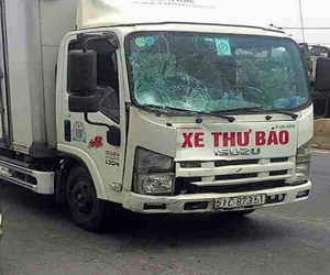 Vợ chồng già bị xe thư báo tông tử vong
