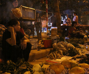 Cháy chợ Quang: Phía trong tan hoang, người dân đổ ra đường họp chợ