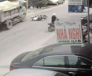 Chủ xe lên tiếng về cú bẻ lái cứu mạng 2 nữ sinh: 'Tài xế xử lý quá kém'