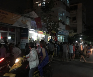 Người đàn ông cầm dao trèo lên cây cố thủ hơn 3 giờ, cả khu phố náo loạn