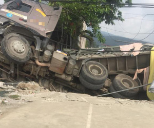 Thanh Hoá: Xe container húc tan đám cưới ven đường