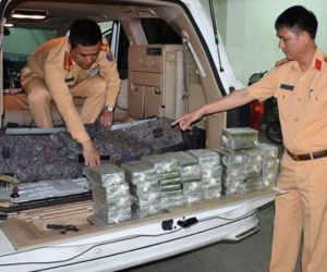 Video: 3 khoang kín chứa 100 bánh heroin trong chiếc ôtô biển số Lào
