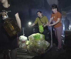 Video: Tiểu thương chợ Quang dò dẫm tìm đồ sót sau vụ cháy