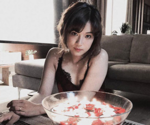 Ảnh sexy ngoài đời của Phương 'nhà quê' phim Tháng năm rực rỡ
