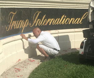 Mật vụ Mỹ tìm kẻ vấy mực đỏ lên biển hiệu mang tên Trump