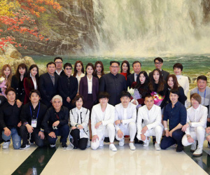 Ông Kim Jong Un xúc động khi xem sao Kpop biểu diễn nhạc