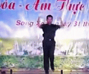 Thanh niên mặc đồ bộ đội nhảy theo hit của Chi Pu vô cùng điêu luyện