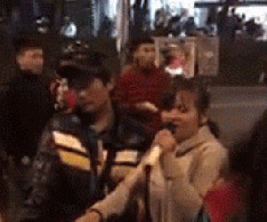 Video: Cô gái hát rong sở hữu giọng ca khiến ai nghe cũng 'nổi da gà'