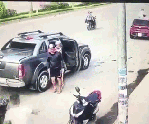Video: Hai băng giang hồ đi ô tô dùng súng bắn nhau kinh hoàng trên phố