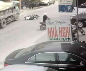 Vụ tài xế 'đánh lái' cứu người: Hai cô gái có thể bị xử lý thế nào?