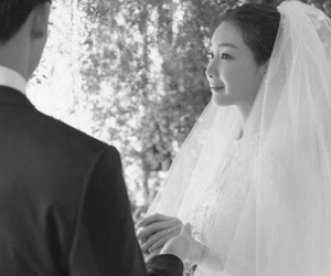 Báo Hàn đưa tin 'người đẹp khóc' Choi Ji Woo cưới chồng kém 13 tuổi