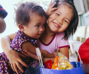 Bé gái 8 tuổi đi lạc sau khi tự đón xe buýt lên Sài Gòn tìm mẹ: 'Con bị đánh, bị bắt đi ăn xin và rất nhớ mẹ'