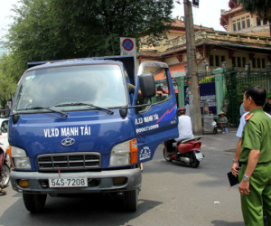 Ông Đoàn Ngọc Hải dí bắt xe tải phóng ngược chiều ở trung tâm Sài Gòn