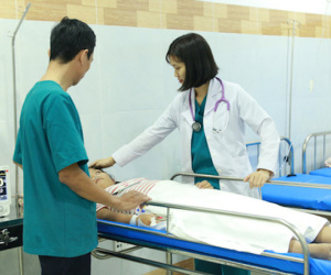 Suýt chết khi vừa ăn đùi gà vừa xem ti vi
