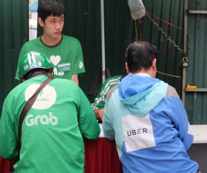Trụ sở Grab tấp nập tài xế Uber "chuyển khẩu", văn phòng Uber vắng như chùa bà Đanh