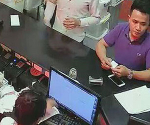 Video: Camera ghi hình thanh niên 'nẫng' iPhone của khách để quên