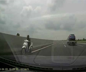 Video: Tá hỏa xe máy đi ngược chiều trong làn 120km/h cao tốc Hà Nội-Hải Phòng