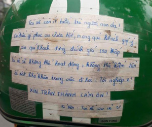 Vừa ngồi lên xe, khách đã giật mình với tờ giấy dán trên mũ bảo hiểm của tài xế Grabbike