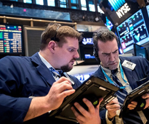 Wall Street lao dốc vì Amazon và Trung Quốc