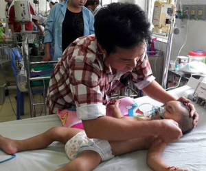 Bé trai 19 tháng tuổi bị 1.000 vết ong đốt kín người