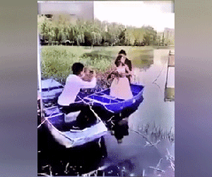 Cô dâu ngã xuống nước, chú rể hít khói xe: Loạt tai nạn khi chụp ảnh cưới khiến ai xem cũng phải cười chảy nước mắt