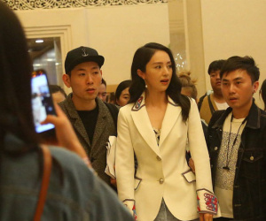 Mỹ nhân Đổng Tuyền lần đầu xuất hiện sang chảnh giữa tâm bão scandal chồng bị bắt vì cưỡng dâm