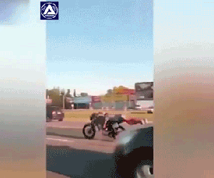 Video: Thanh niên nằm sấp lái xe máy ở vận tốc 128 km/h