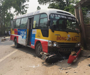 Xe buýt lấn làn húc văng 5 người đi xe máy