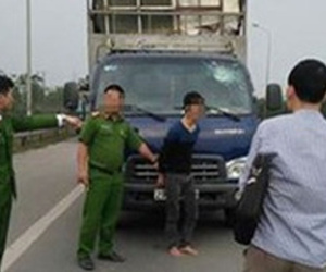 Dùng súng bắn vào xe ô tô 'dằn mặt' sau va chạm giao thông