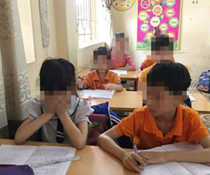 Học sinh khóc nhớ cô giáo phạt nữ sinh uống nước giẻ lau