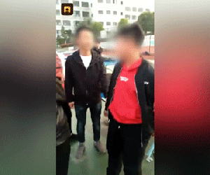 Nữ sinh bồi thường điện thoại vỡ bằng cách cầm tiền tát vào mặt bạn